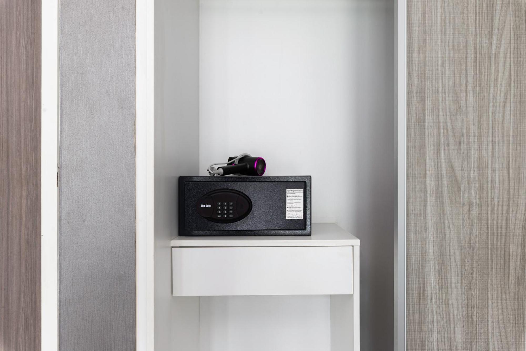 Dazzle Sukhumvit 7 By Lefoyer Apartment Bangkok Exterior photo