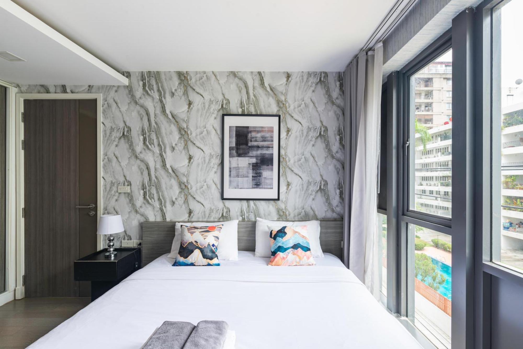Dazzle Sukhumvit 7 By Lefoyer Apartment Bangkok Exterior photo