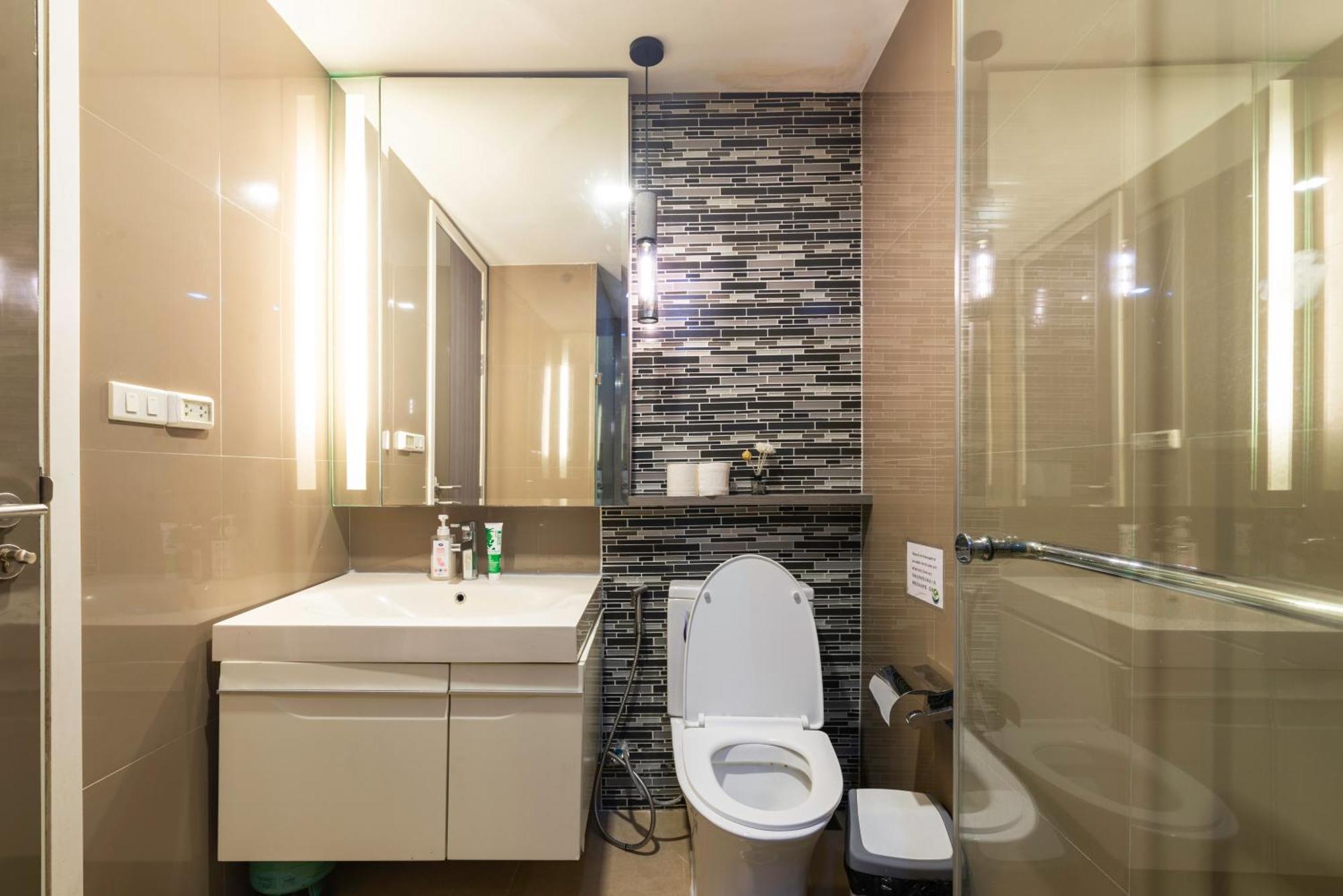 Dazzle Sukhumvit 7 By Lefoyer Apartment Bangkok Exterior photo