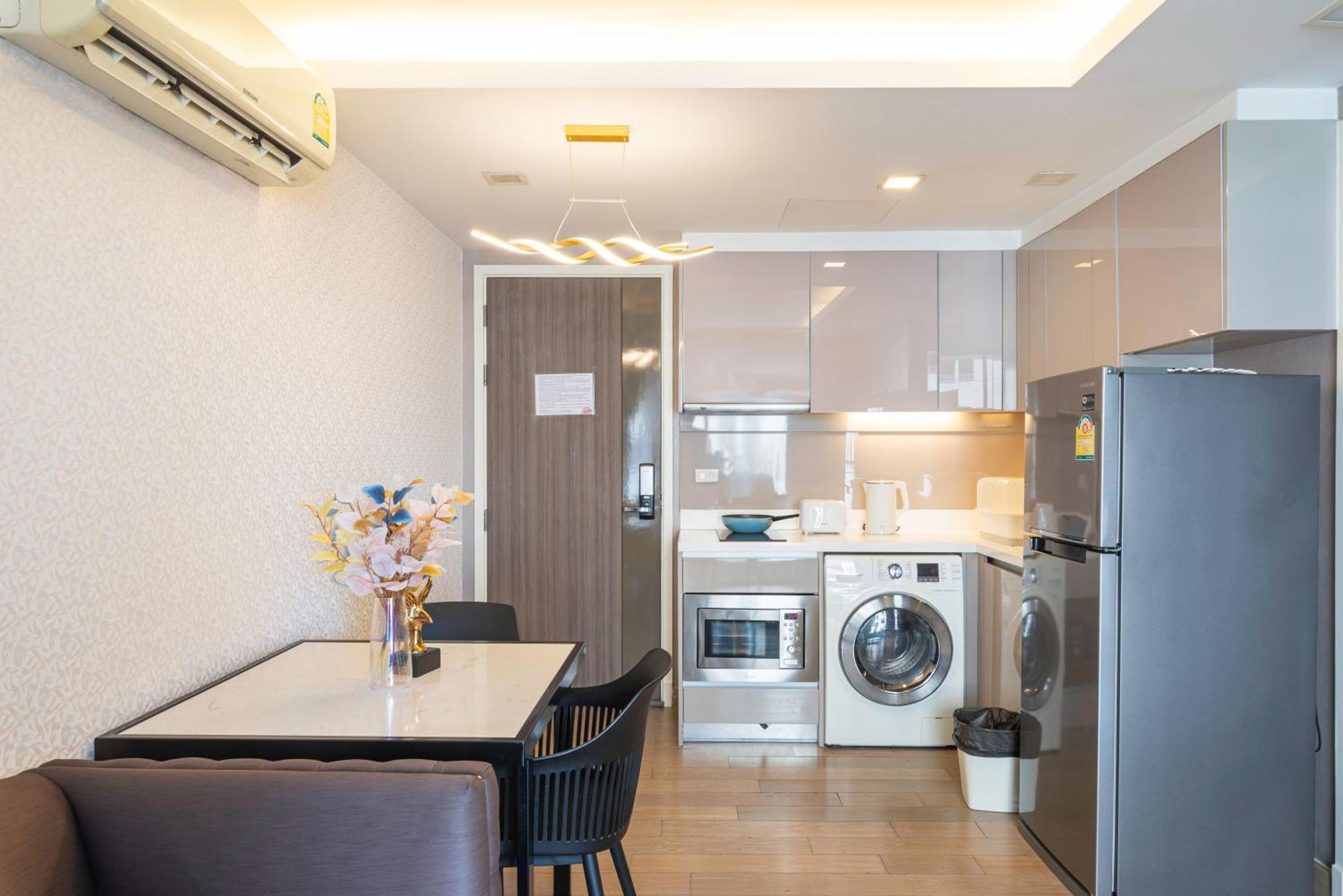 Dazzle Sukhumvit 7 By Lefoyer Apartment Bangkok Exterior photo