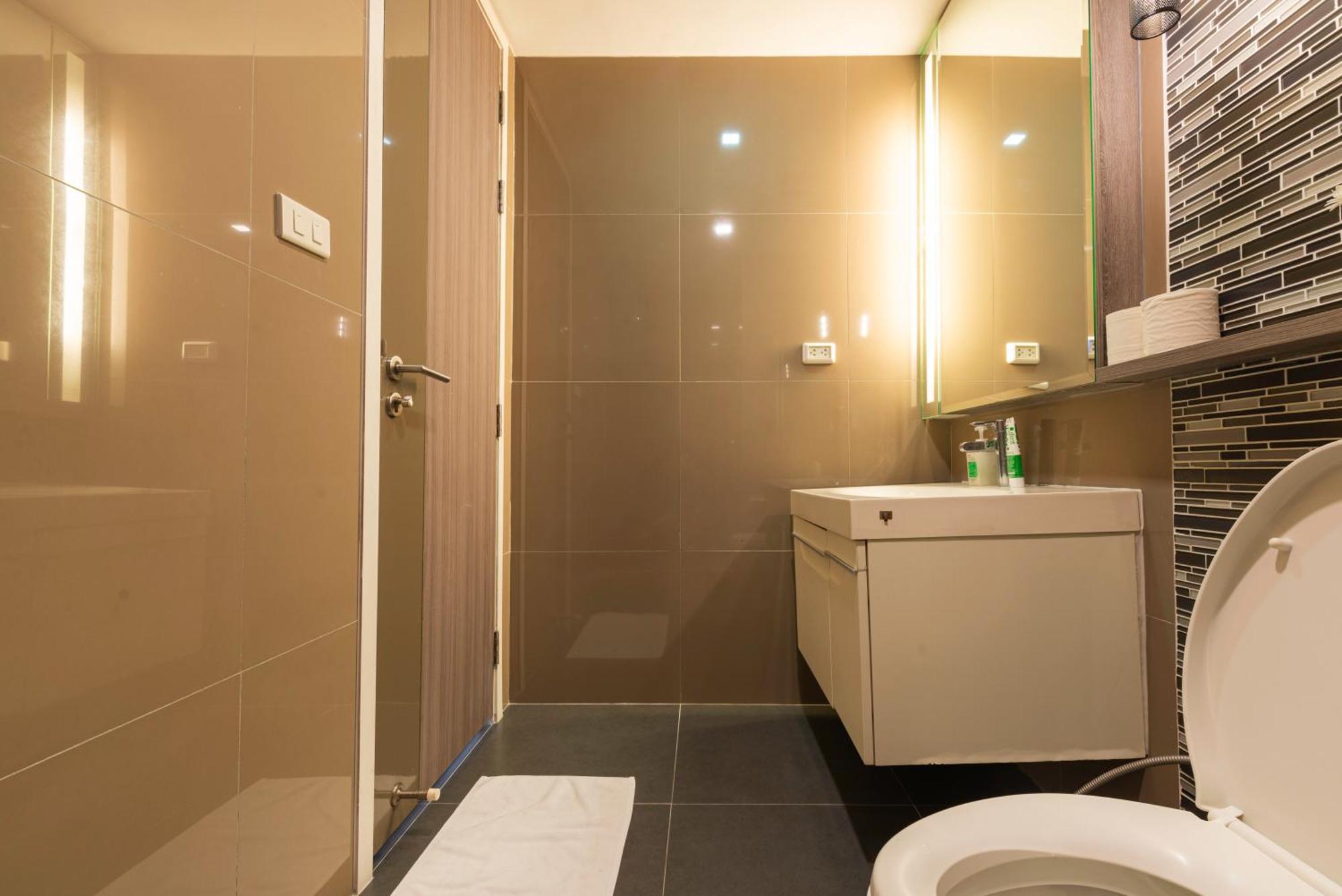 Dazzle Sukhumvit 7 By Lefoyer Apartment Bangkok Exterior photo