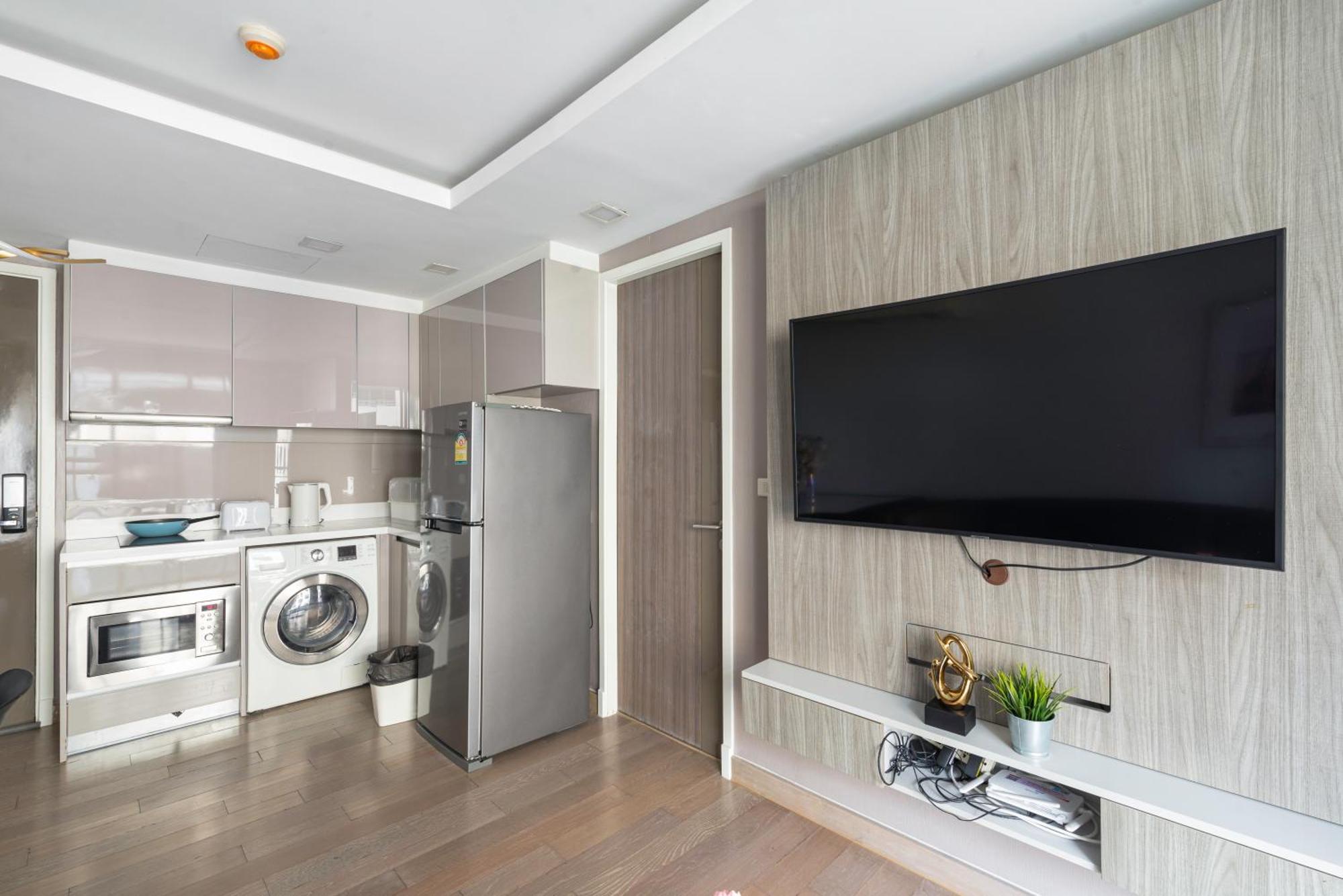 Dazzle Sukhumvit 7 By Lefoyer Apartment Bangkok Exterior photo
